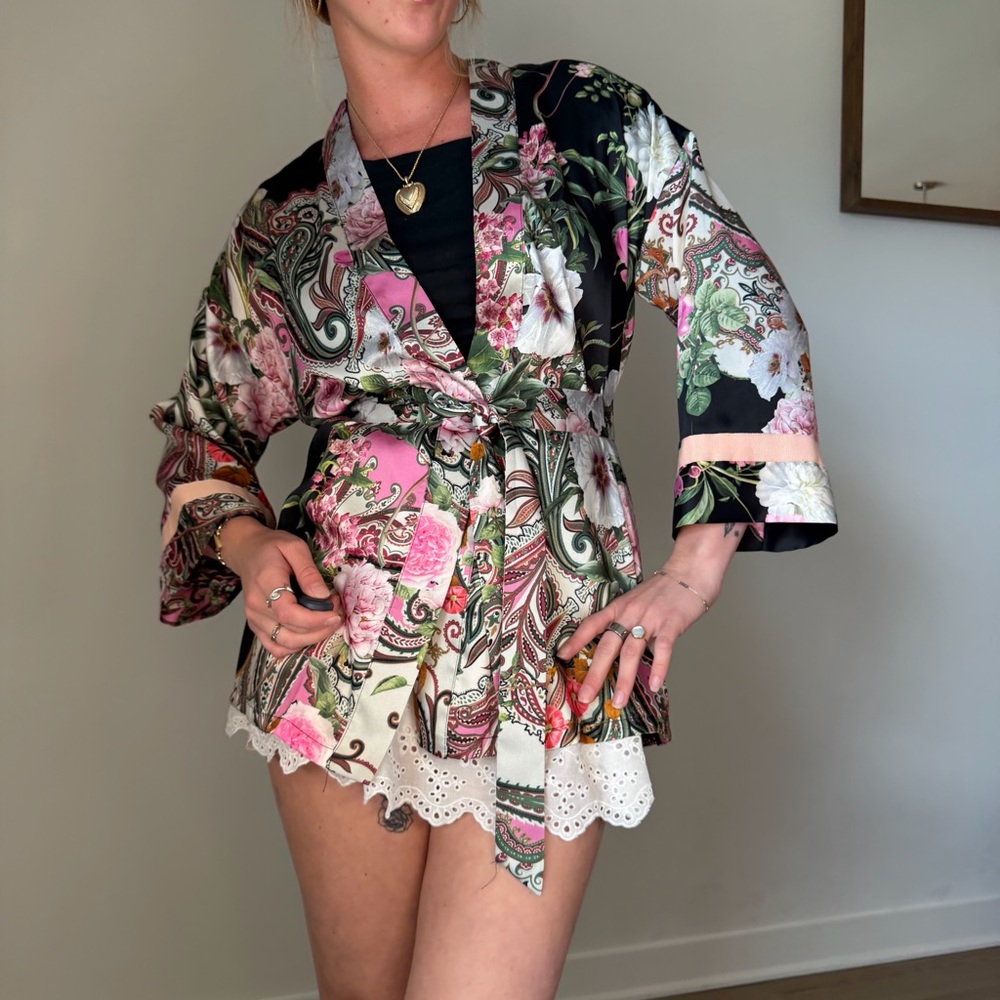 Vintage 2000’s floral print silky robe with tie waist & bell sleeves